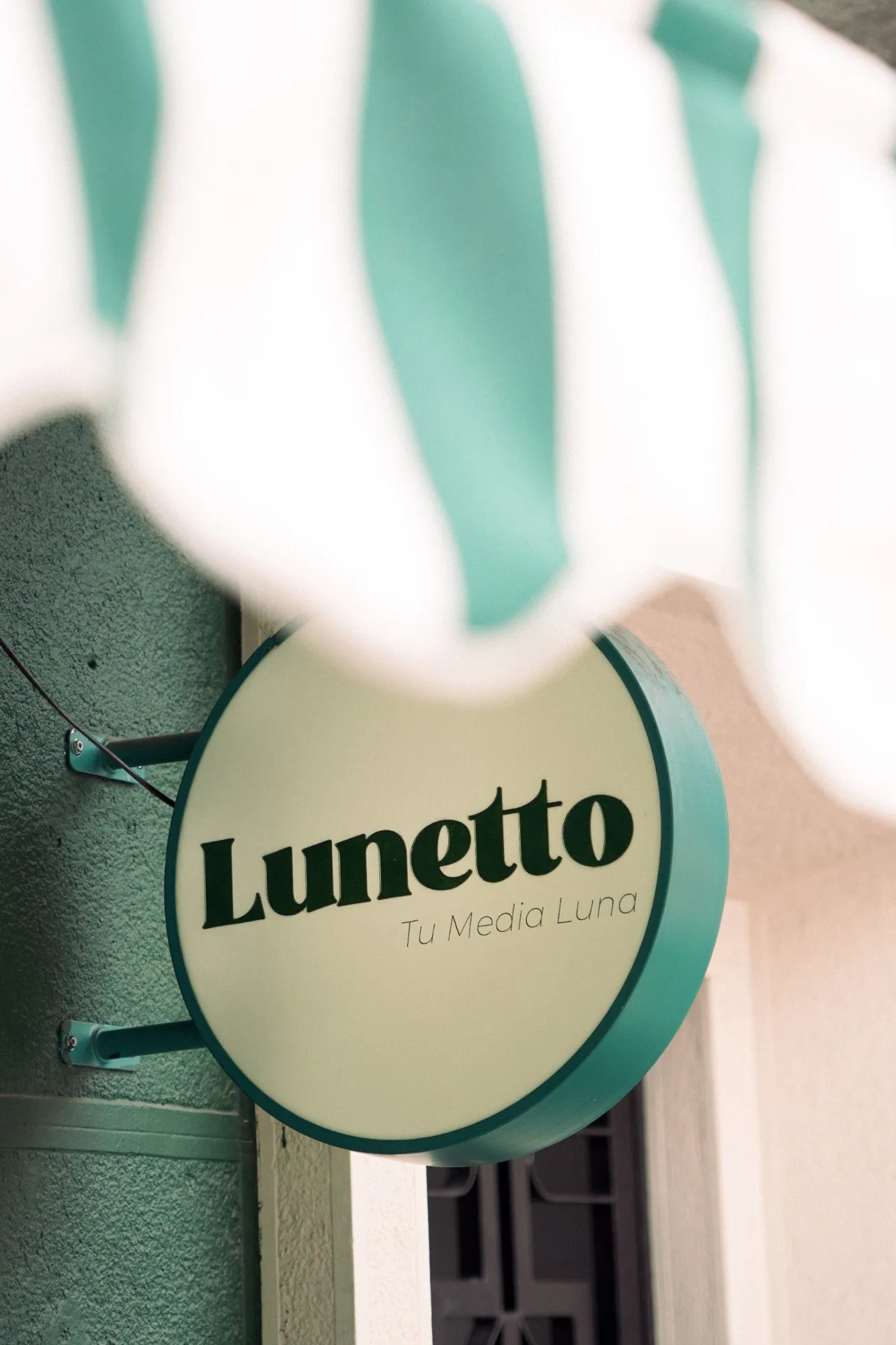Aviso de Lunetto, Tu Media Luna, bajo el toldo verde y blanco