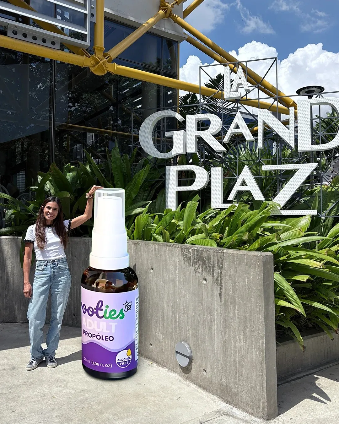 Botella gigante de Rooties en La Grand Plaza