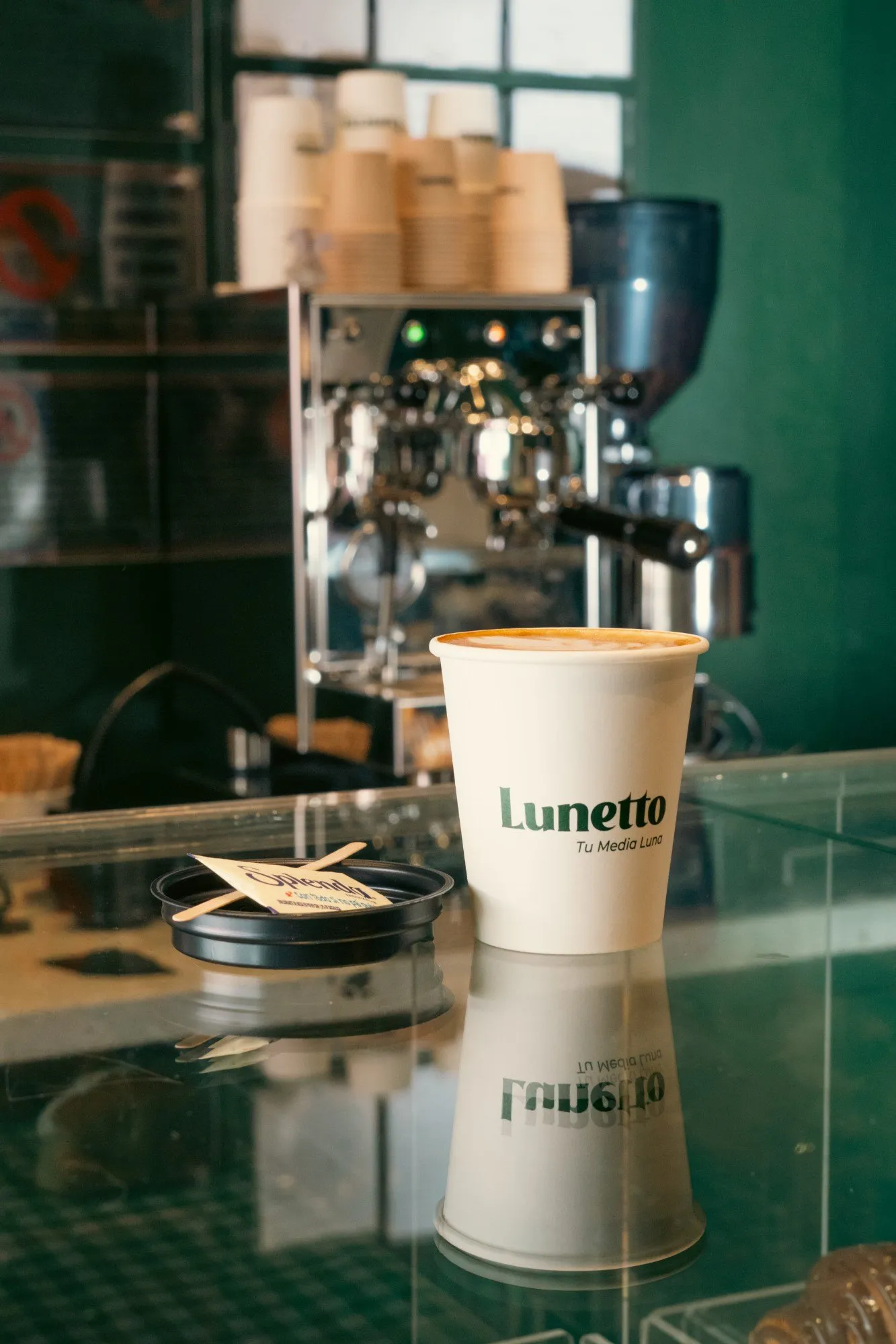 Café de Lunetto frente a la máquina de espresso