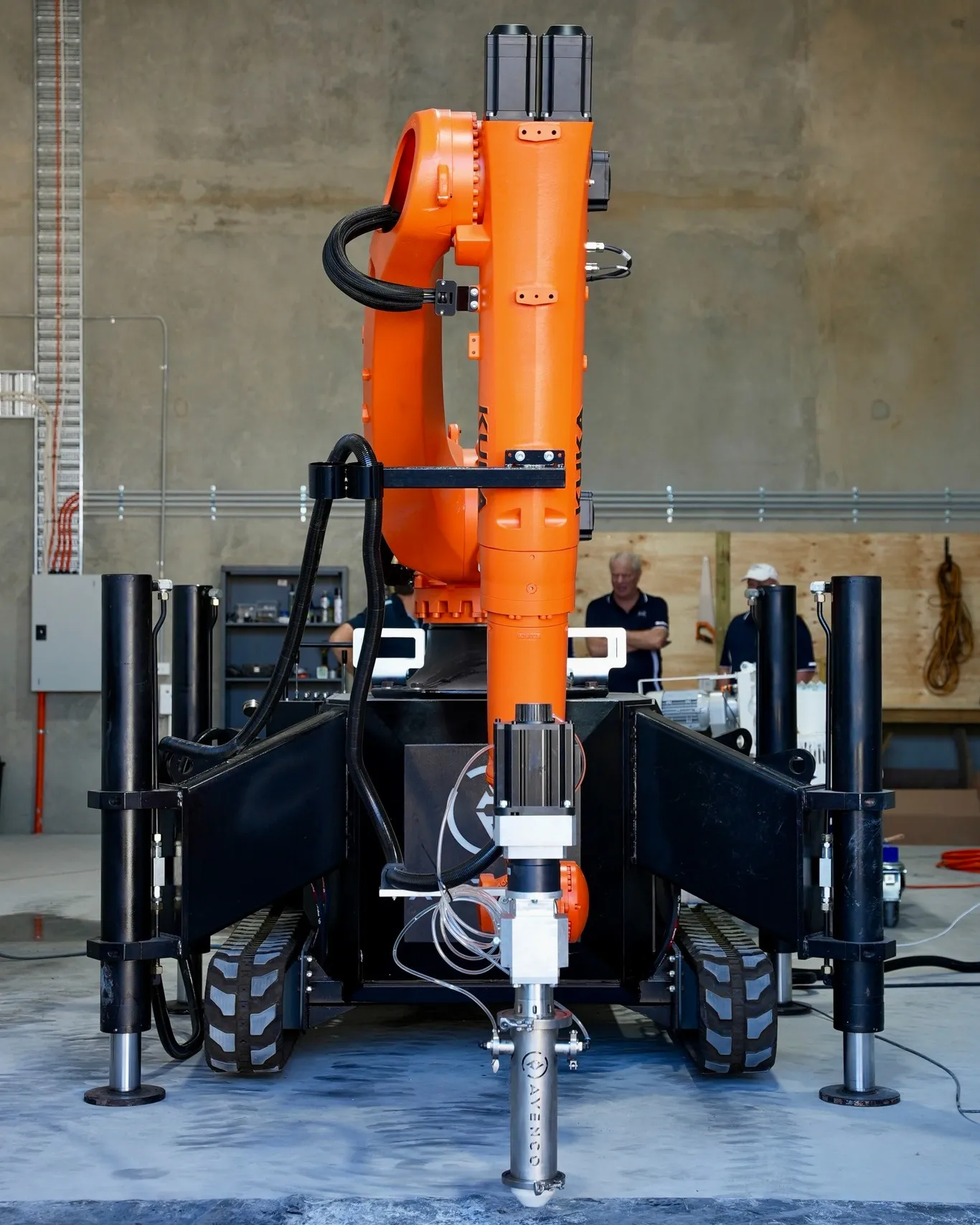 Impresora 3D de concreto de X-Build: brazo robótico naranja sobre orugas