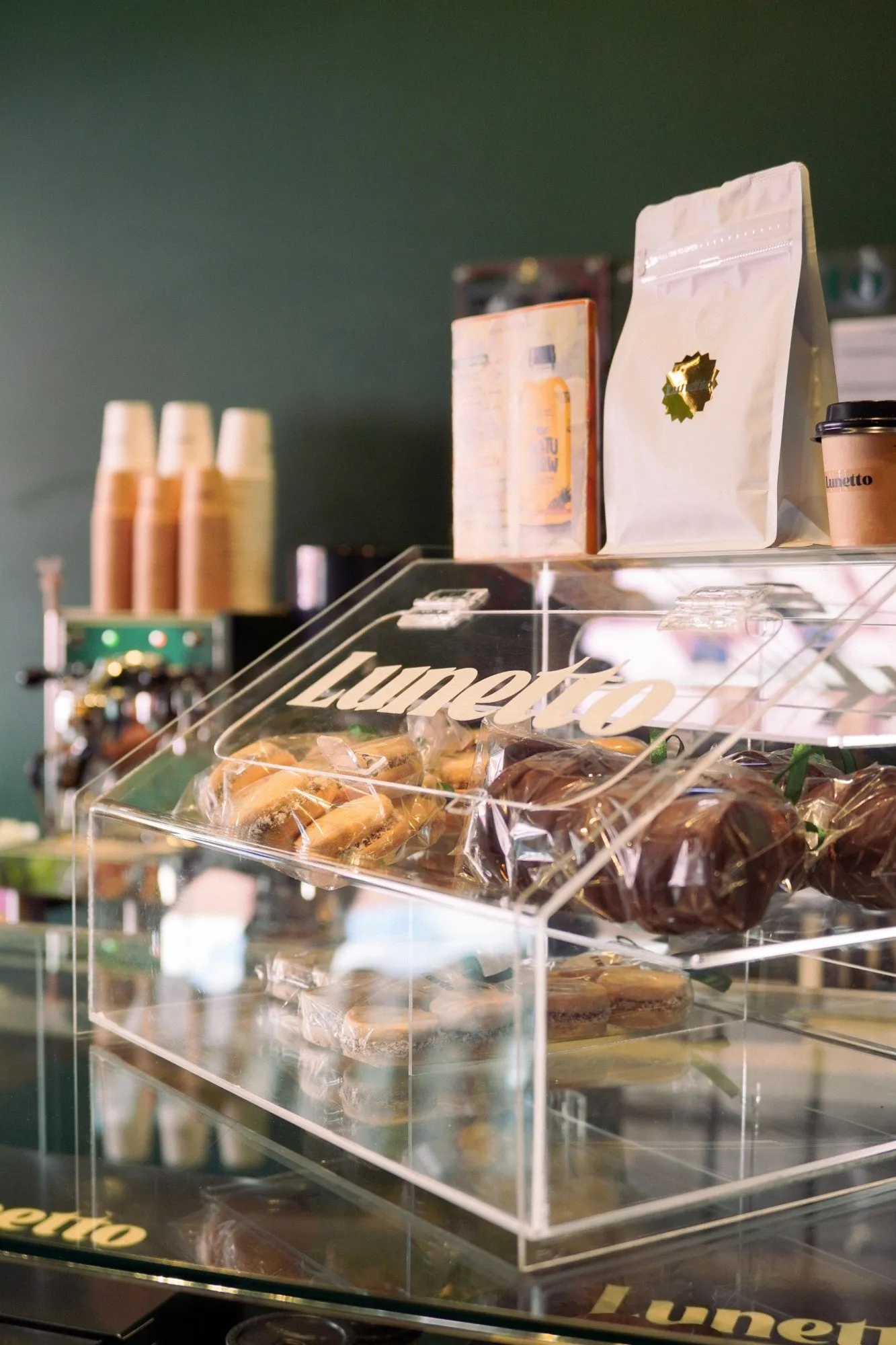 Mostrador con alfajores y café de Lunetto