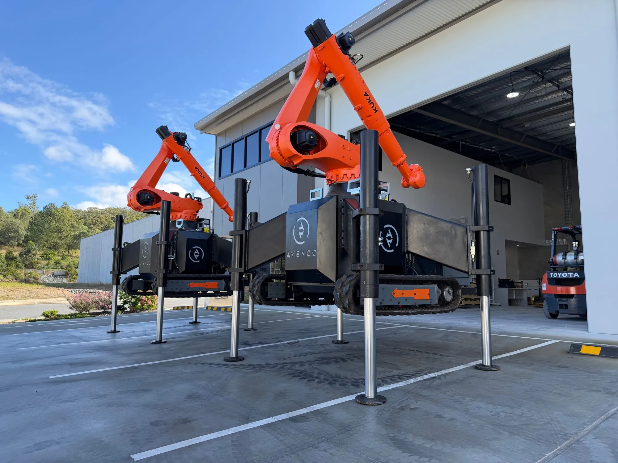 Dos impresoras de X-Build frente a su galpón