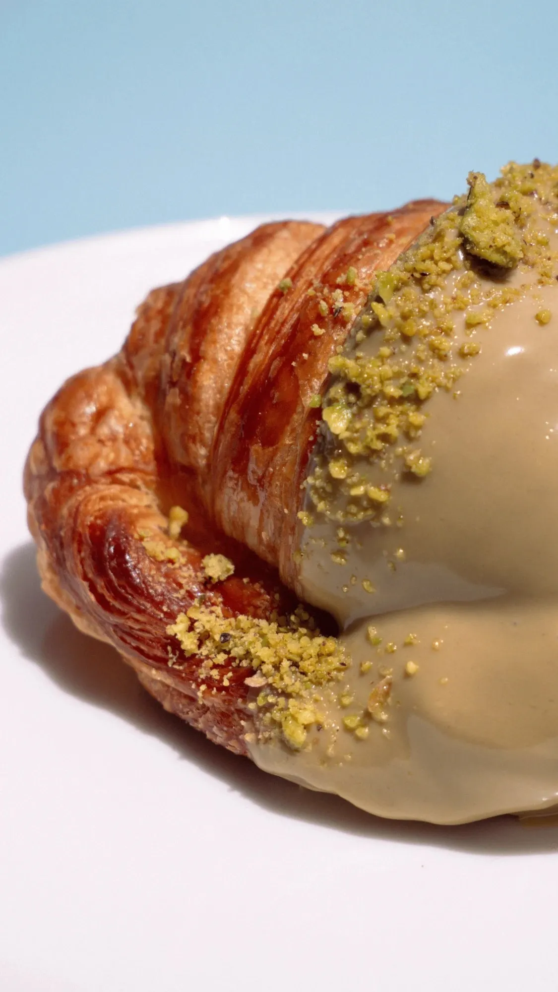 Medialuna con crema de pistacho