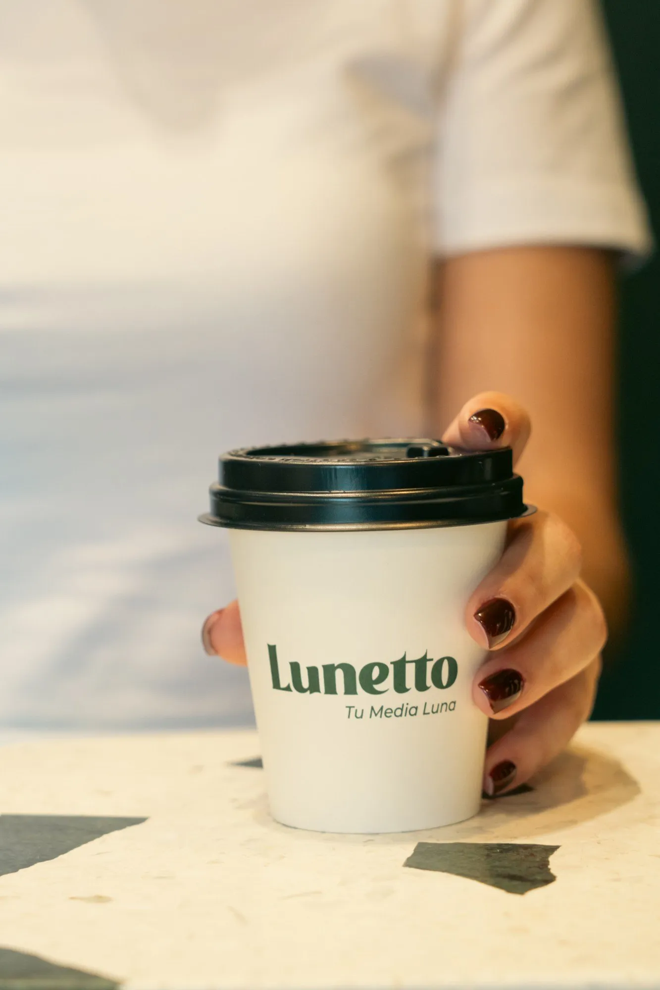Vaso de Lunetto en mano